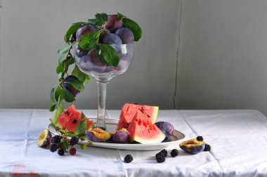 Masada taze meyve ve sebze var.