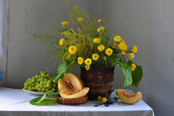 Beyaz arka planda taze meyve ve çiçek demeti