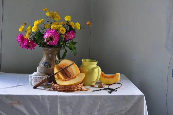Çiçeklerle dolu bir hayat ve masada bir sürahi