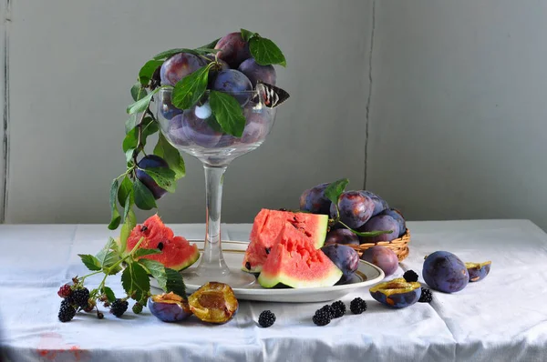 Stilleven met vers fruit en besse