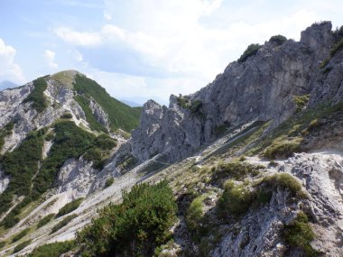 Dağlı ve bulutlu güzel bir manzara.