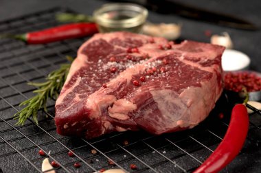 ham sığır eti biftek Porterhouse tuz biberiye sarımsak