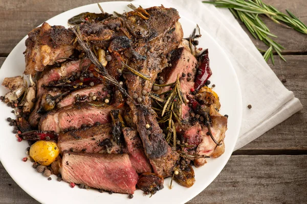 Nadir biftek BBQ beyaz tabak baharatları gri ahşap arka planda