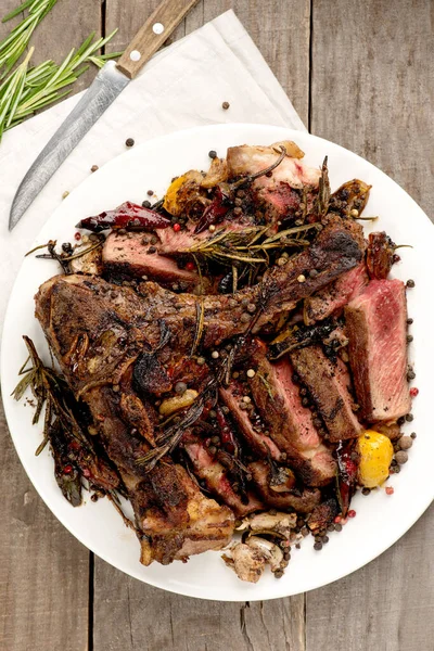 Az pişmiş biftek BBQ beyaz tabak üstü.