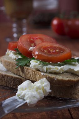 Sandviç tost ekmek peynir ve portakal suyu, domates, marul ile kahvaltıda