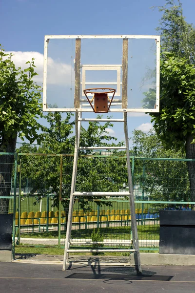 Utcai Kosárlabda Kosárlabda Pajzs Háttérben Zöld Fák Gyűrű — Stock Fotó