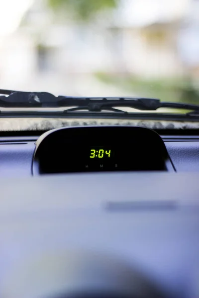 Arabanın içinde araba saat zaman