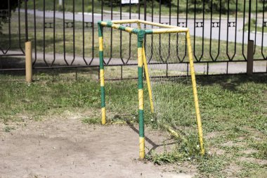 Bahçedeki çocuk futbol gol