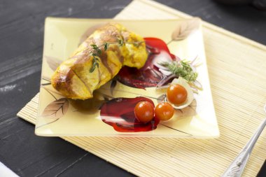 Soğan ve domates beyaz bir plaka üzerinde pişmiş tavuk göğsü. 