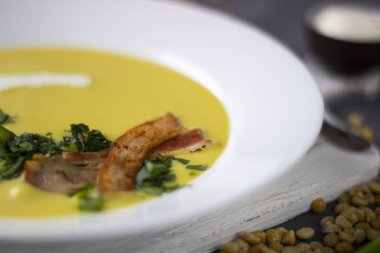 Makro bezelye çorbası adet sosis, maydanoz ve soğan bir kase ile