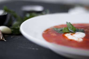 Geleneksel Ukraynalı Rus borsch ekşi krema ve beyaz b