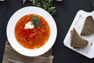 Geleneksel Ukraynalı Rus borsch ekşi krema ve beyaz b