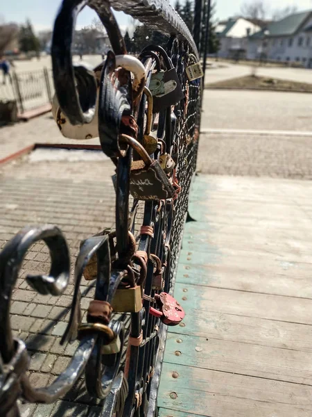 Sahte köprü için düğün ile aşık bir erkek şeklinde kilitler