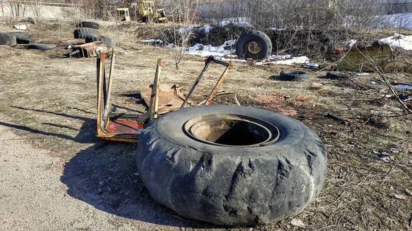 Büyük tekerlekler üzerinde otomobil parçaları bir dökümü