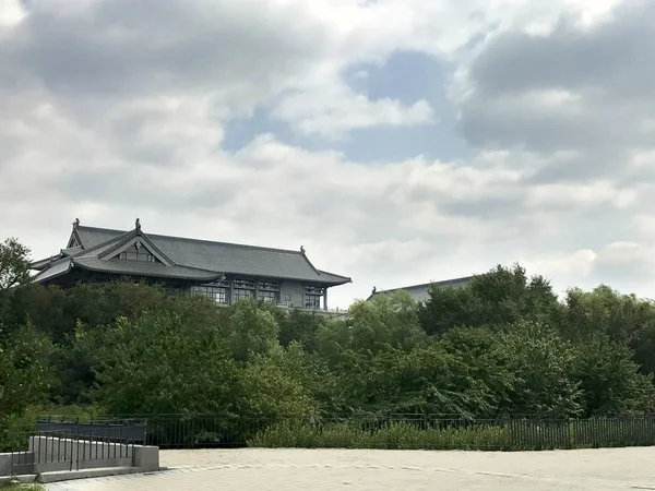 Landschaft mit uralten Pagoden, Bäumen und dramatischen Wolken bei Changc — Stockfoto