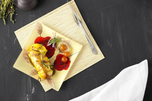 Poitrine de poulet cuite au four avec oignons et tomates sur une assiette blanche . — Photo