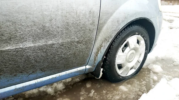 Zavallı yol koşulları. Zavallı yol condotions - meltin içinde araba tekerlek