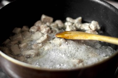 Domuz eti dilimleri bir tavada kızarmış