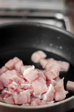 Bir tavada çiğ domuz dilimlenmiş