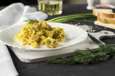 Pilav, pilav et, havuç ve beyaz zemin üzerine soğan ile.