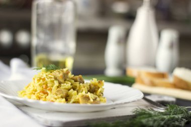 Geleneksel pilav, pilav et, havuç ve beyaz zemin üzerine soğan ile.