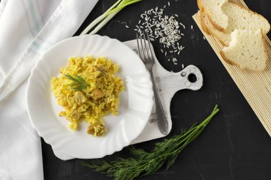 Pilav, pilav et, havuç ve beyaz zemin üzerine soğan ile.