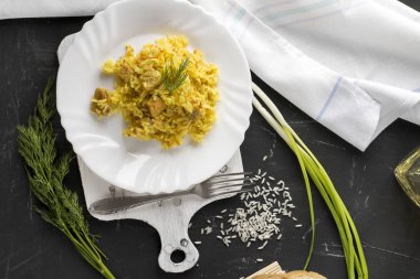 Geleneksel pilav, pilav et, havuç ve soğan bir beyaz ile