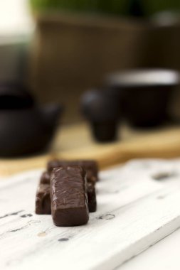 Kil çaydanlık zemin üzerine çikolata şekerleme