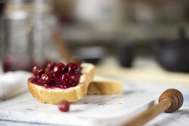 Açık renkli, closeup üzerinde ev yapımı vişne reçelli ekmek