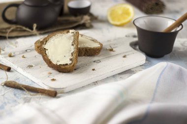 tereyağı ve bal ile ekmek parçaları