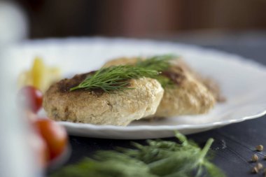 Tavuk pirzola buğday, otlar, ketçap ve domates ile