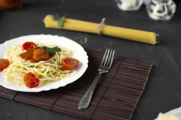 Pasta de espaguetis en salsa de tomate con queso y perejil. Italiano — Foto de Stock