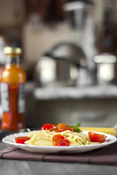 Pasta de espaguetis en salsa de tomate con queso y perejil. Italiano — Foto de Stock