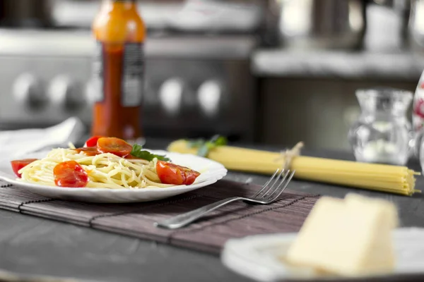 Pasta de espaguetis en salsa de tomate con queso y perejil. Italiano — Foto de Stock