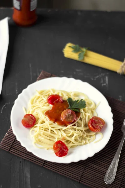 Pasta de espaguetis en salsa de tomate con queso y perejil. Italiano — Foto de Stock