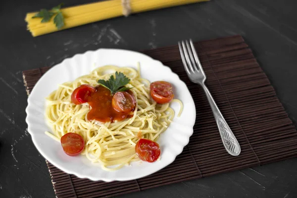 Peynir ve maydanoz domates soslu spagetti makarna. İtalyanca — Stok fotoğraf