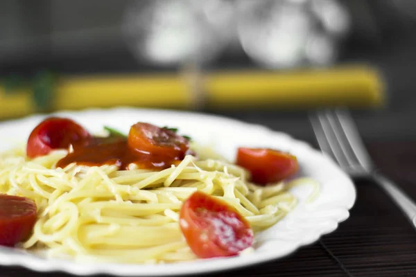 Peynir ve maydanoz domates soslu spagetti makarna. İtalyanca — Stok fotoğraf