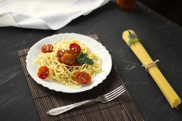 Pasta de espaguetis en salsa de tomate con queso y perejil. Italiano — Foto de Stock