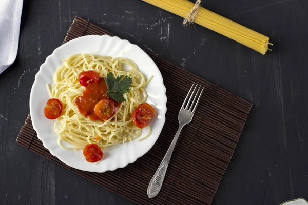 Pasta de espaguetis en salsa de tomate con queso y perejil. Italiano — Foto de Stock