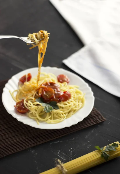 Pasta de espaguetis en salsa de tomate con queso y perejil. Italiano — Foto de Stock