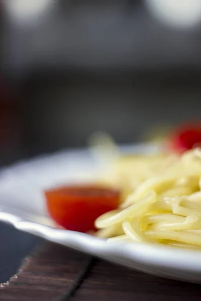 Pasta de espagueti en salsa de tomate con queso y perejil, macro . — Foto de Stock