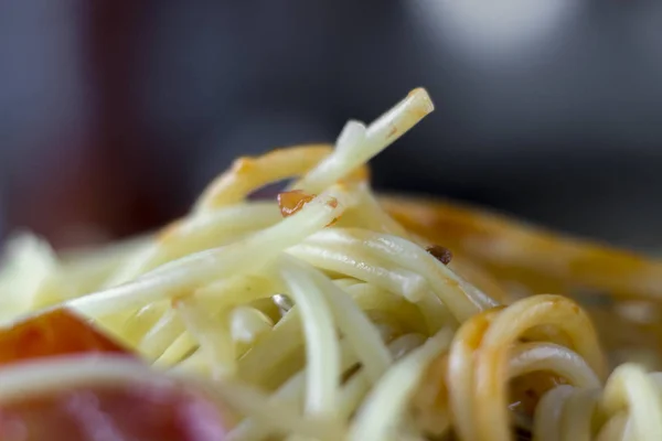 Peynir ve maydanoz, makro domates soslu spagetti makarna. 