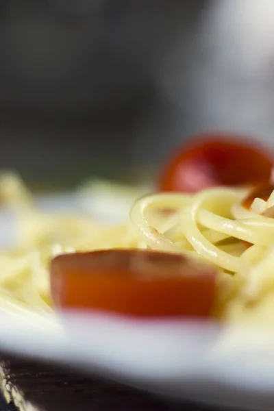 Pasta de espagueti en salsa de tomate con queso y perejil, macro . — Foto de Stock