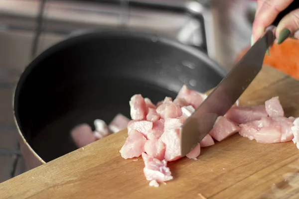 Çiğ domuz parçaları bir kesme tahtası üzerinde döşeme