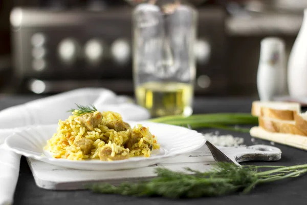 Pilaf traditionnel, riz à la viande, carottes et oignons sur fond blanc . — Photo