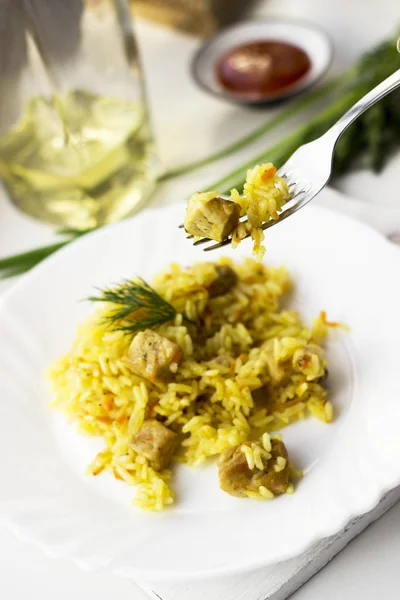 Geleneksel pilav, pilav et, havuç ve soğan bir beyaz ile