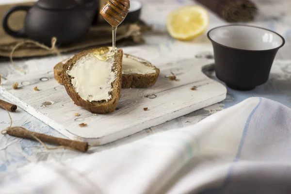 tereyağı ve bal ile ekmek parçaları