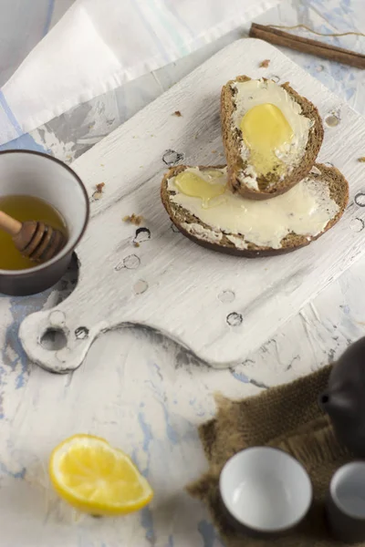 tereyağı ve bal ile ekmek parçaları