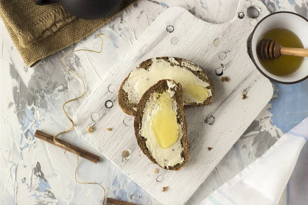 Tereyağı ve bal, ekmek parçalarını görüntülemek yukarıdan