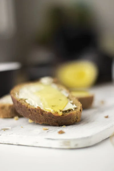 Tereyağı ve bal, makro ile ekmek parçaları